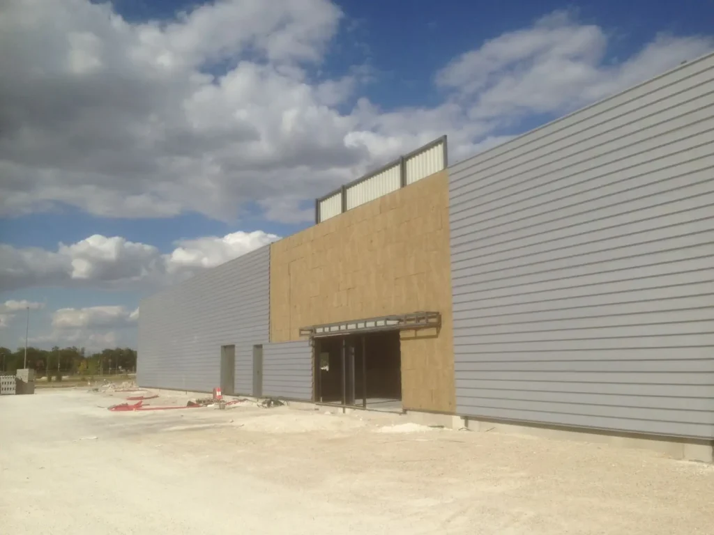 Bardage métallique contemporain pour une façade moderne et élégante. Idéal pour des projets commerciaux et industriels, alliant design et résistance.